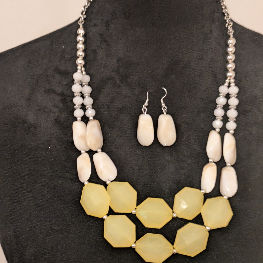 Chic Chyneky Acrylic Faceted Beaded Necklace W/Earrings Yellow Silver Tone